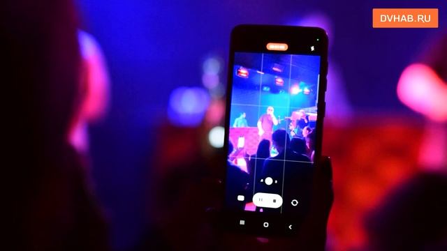 Теплый вайб и розы: известный хабаровский певец дал первый концерт в родном городе