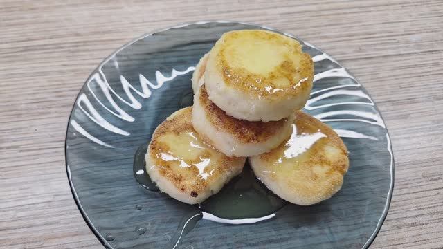 На завтрак сырники без муки.