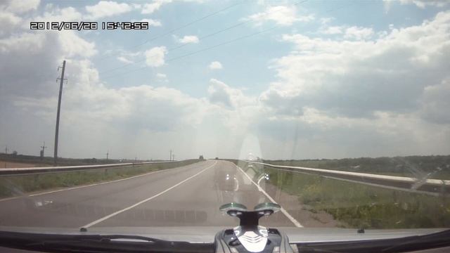 Машина на встречке. Украинские казачки?