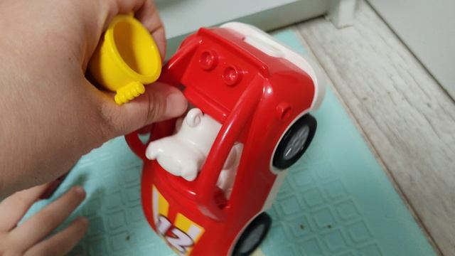 детская игра: гонки на игрушечных машинах, лего и машинки