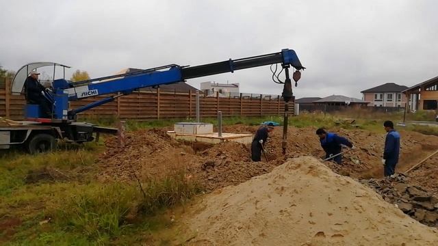 Бурим отверстия в свайно-ростверковом фундаменте для буронабивных свай. СК ANTONOVDOM