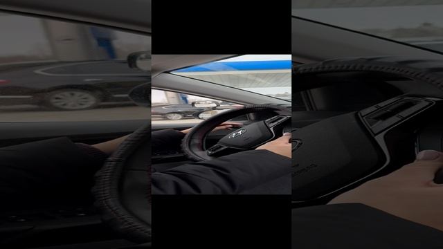 Юля запуталась , куда крутить руль при движение задним ходом !