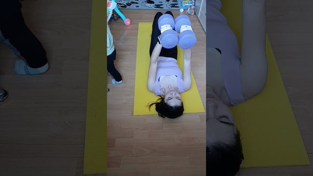 когда пытаешься снять видео, а дети рядом
#видео #дети #спорт #фитнес #тренировкидома