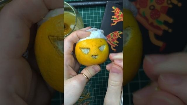 Вырезаю тыкву на Хэллоуин из мандаринки