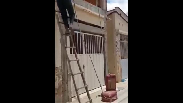 СТРОИТЕЛИ ЖГУТ