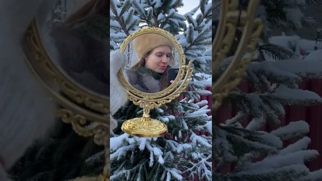 Зеркало на улице сделает любую фотографию более уникальной, интересной и эффектной. Фотосессия зимой