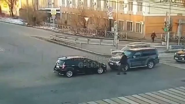 В Хабаровске мужик на внедорожнике выбесился нарушению ПДД другим водителем