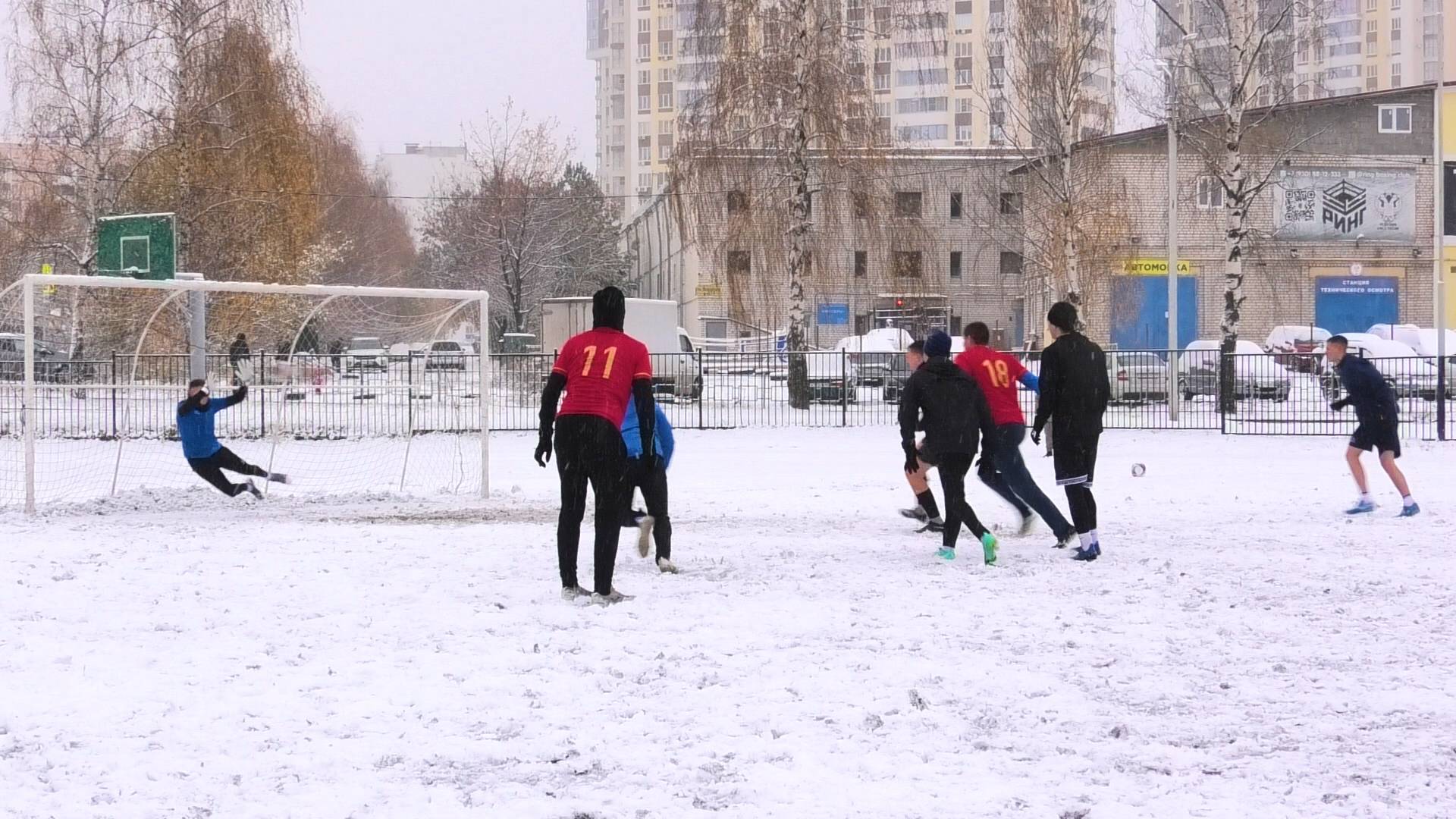 Максим Шувалов отбивает пенальти