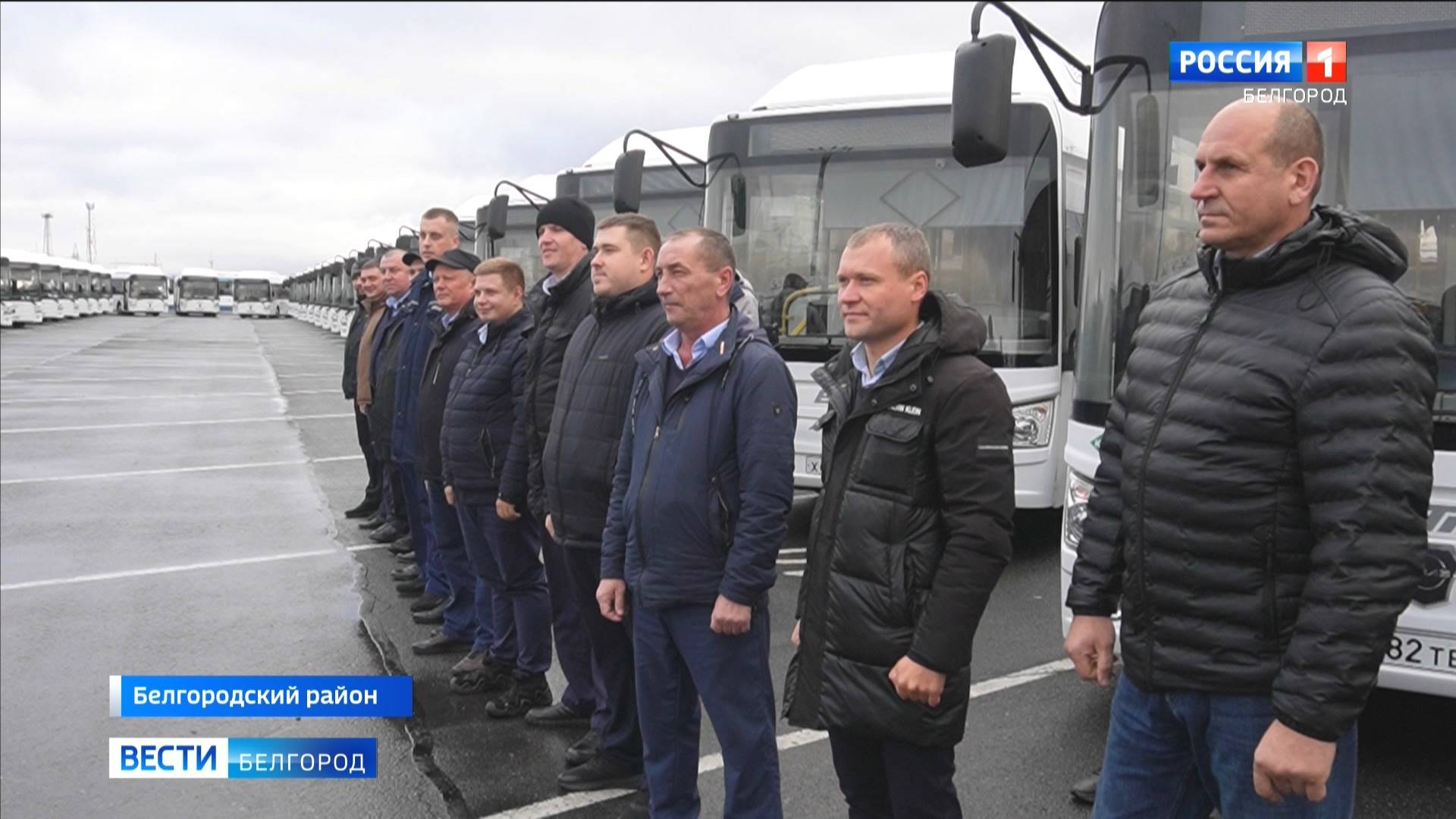 Вячеслав Гладков наградил 15 водителей за эвакуацию белгородцев