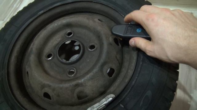 Samochodowy Kompresor z manometrem Bottari WHEEL 12V