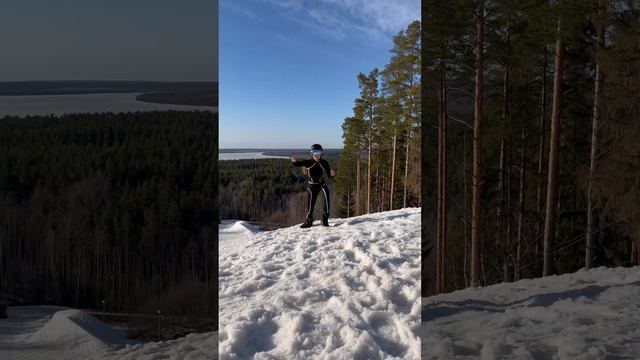 Самое время фотографироваться на склоне, хоть в купальнике. В Спб в апреле снег и +10