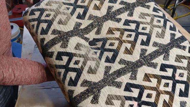 Storage Bench Reupholstery In 12 Minutes | Перетяжка старой банкетки - 12 минут.
