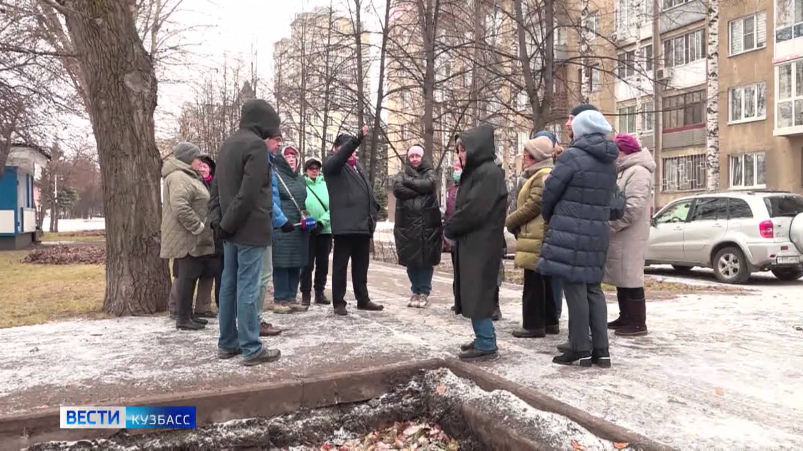 Жители дома на Притомской набережной в Кемерове ополчились на котлован общественного туалета