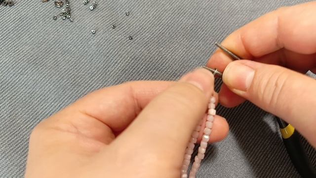 Три украшения из двух нитей опала.