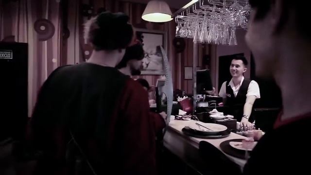 Стрельцы 17 века в современном кафе
