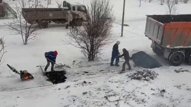 Метель — самое время для укладки асфальта, подумали рабочие на Краснолесья, 141.