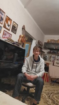 Тимофей новую песню учит