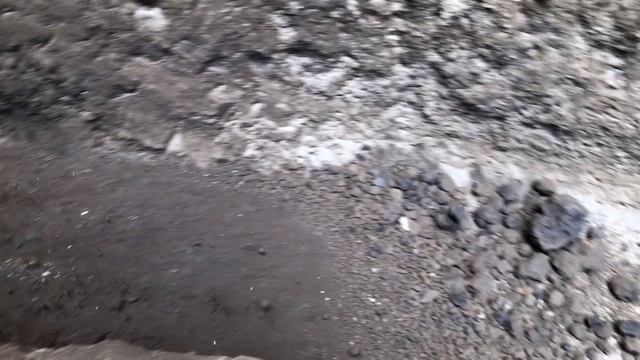 Строительство, тяжелая работа , шахтёры добывают песок и грузят в грузовик