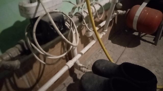 Зачем на полу лежит батарея
