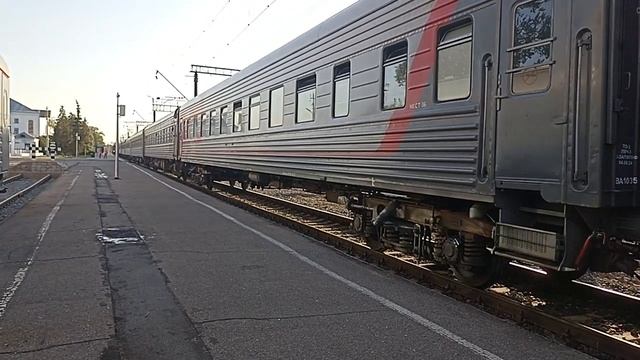 Электровозы ЭП2К-269 и ЧС2Т-1011 с поездом №79/80 Калининград - Санкт-Петербург.