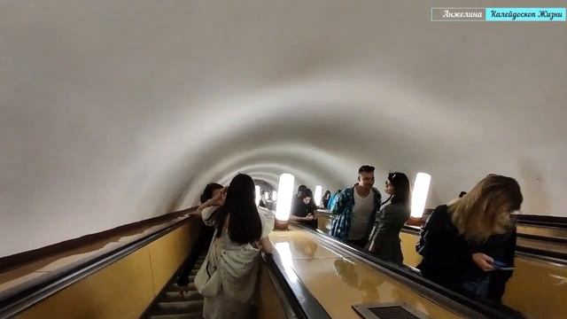 Небольшая прогулка по Московскому метро. По Москве с Анжелиной. Как кормят в Му-му и в других кафе