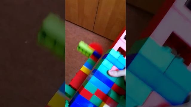 кидаю лего в школе4