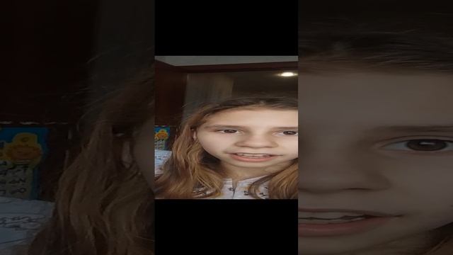 показываю младшего брата и показываем что мы едим