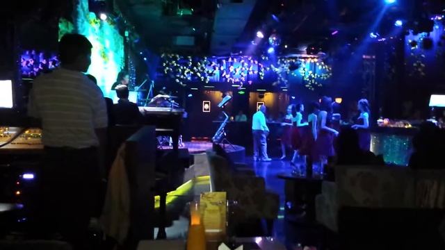 Как шикарно танцуют девушки в этом ночном клубе Максим (Сайгон)