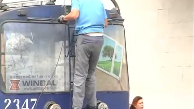 Pantographs of the trolleybus is disconnected - У троллейбуса отвалились рога