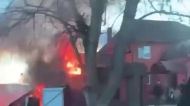 🔥Два частных дома загорелись в результате падения беспилотников в подмосковном Раменском🔥