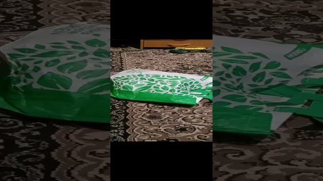 Если бы не знал, что там Нюша, то можно было бы испугаться;-) Пакет двигается