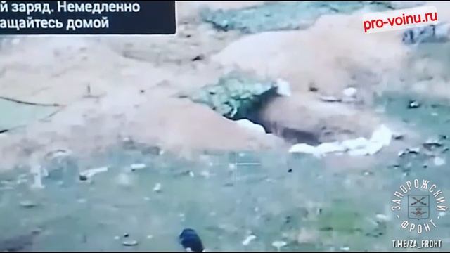 Мирного жителя заметили с дрона российские бойцы и скинули ему радиостанцию для связи.
Спасаясь от п
