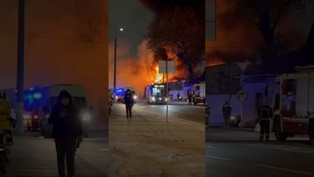 🔥Огонь в автомастерской на Перовском проезде распространился на 100 кв.м.🔥