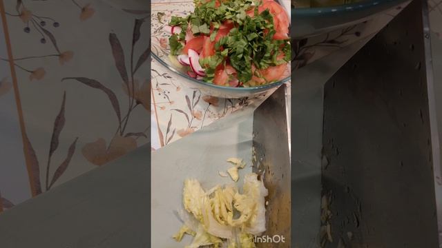 Салат из свежих овощей и зелени с заправкой! Прекрасное дополнение к любому ужину!