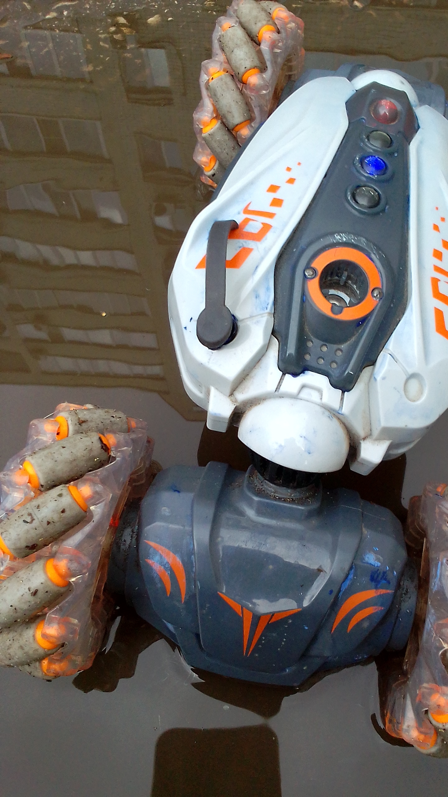 Робокоп скатился из горки