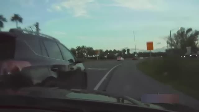 Полицейская погоня за угнанным внедорожником в Майами-Бич закончилась опрокидыванием