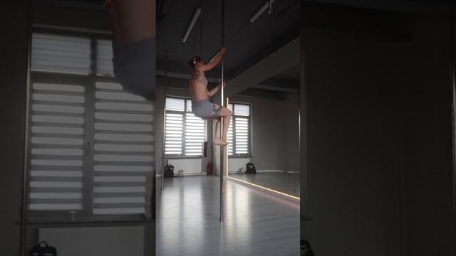 Pole training 🐝 routine💓