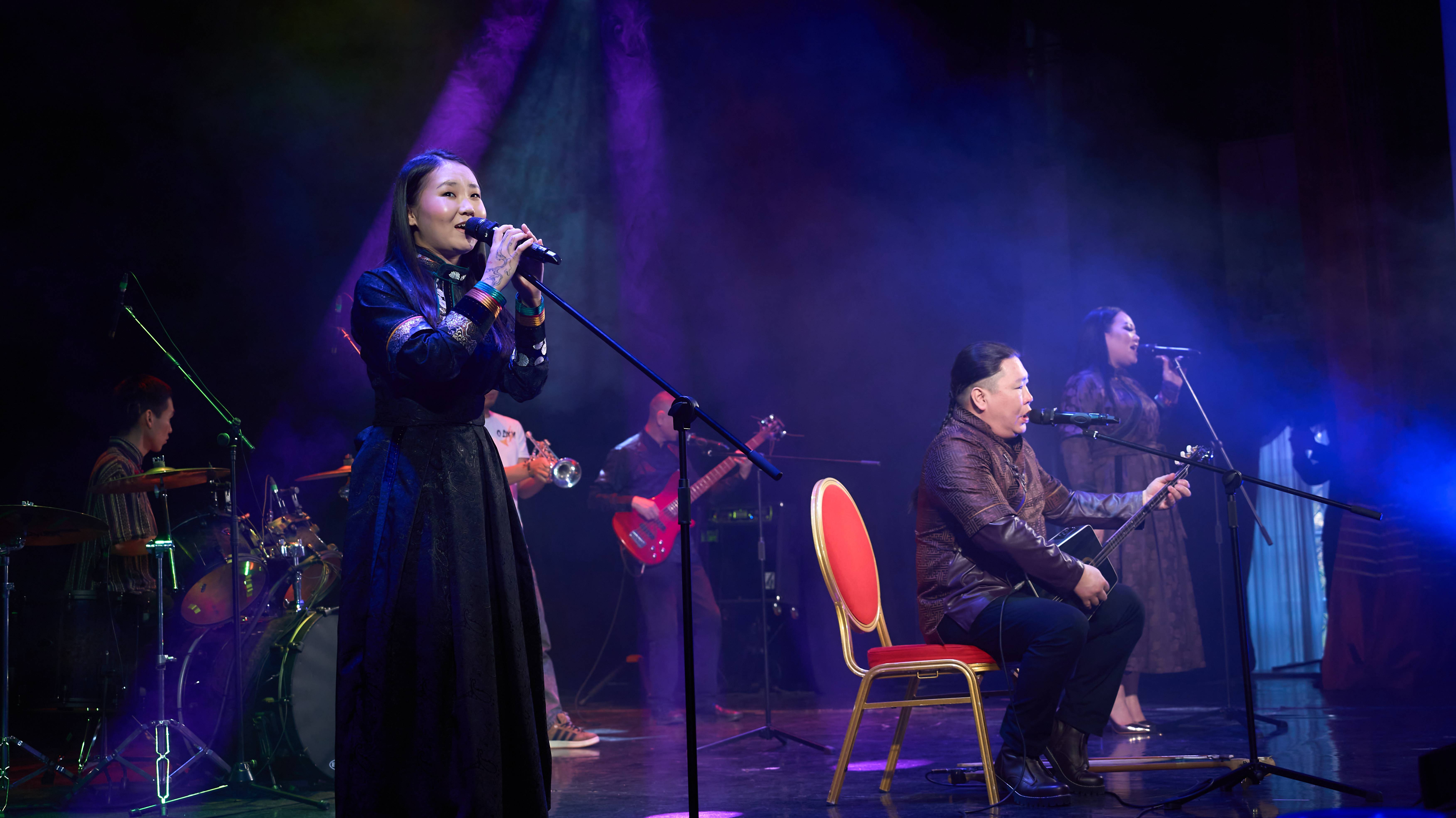 Легендарный ансамбль Аян выступил в ЦДРА в поддержку бойцов СВО