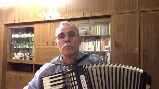 Поёт Андрей Анатольевич Редин. Получил я от него добро на размещение у себя в ютубе.