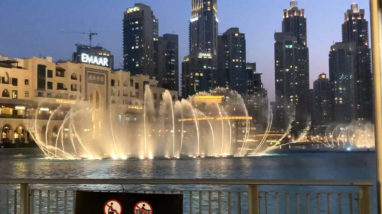 Dubai Mall. Поющие фонтаны в торговом центре Дубай Мол.