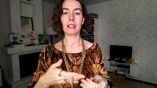 1. Показать, продать, похвастаться: винтажные цепи в золотом тоне.