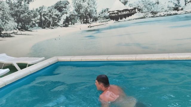 В бассейне в Геленджике