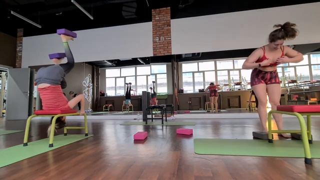 Йога, баланс на bosu, перевернутые позы на strauss.yoga с Любовью Жуковской 23.03.24