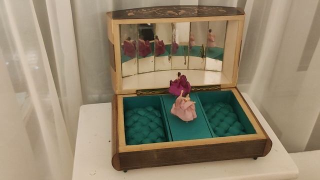 музыкальная шкатулка с двумя балеринами Швейцария