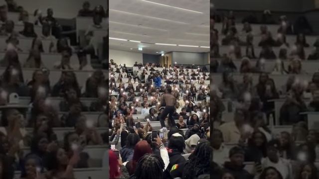 Вот такая нынче обстановка на лекции в престижном университете Лестера, Англия