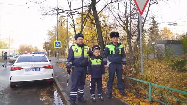 В Королеве госавтоинспекторы исполнили мечту мальчика в день его рождения