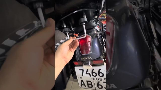 Мотокофр: Для чего нужны барашки и ремень в мотокофре Moto Griff