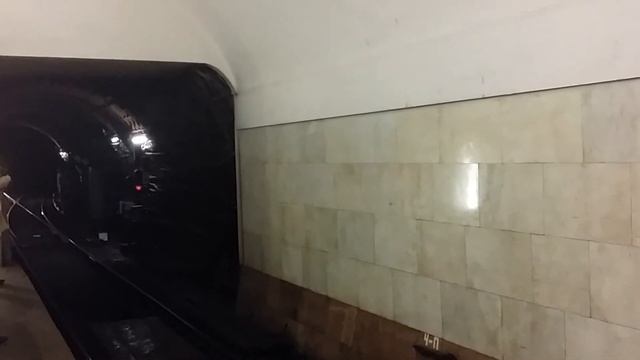 Прибытие поезда метро на станцию Третьяковскую