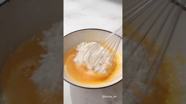 Сегодня со на десерт у нас сметанный пирог с фруктами, ягодами