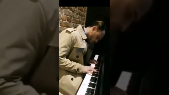 KEREM BURSIN ИГРА НА ПИАНИНО